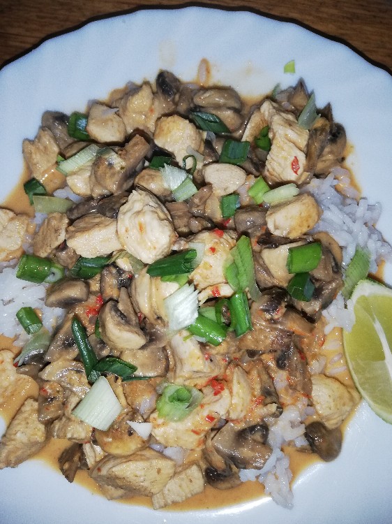 Thailändisches Hähnchen-Kokos-Curry, mit Zitronengras und Jasmin | Hochgeladen von: caansta