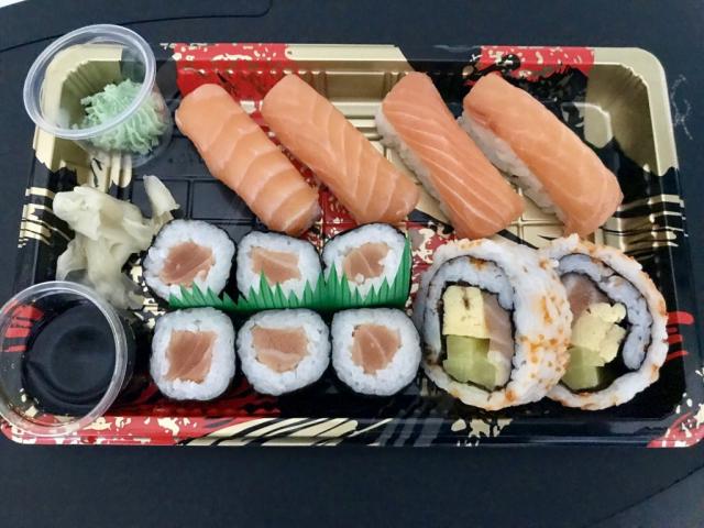 Park N Shop Sushi Salmon Deluxe Box 12Pc., Lachs - 4x Nigiri | Hochgeladen von: missydxb