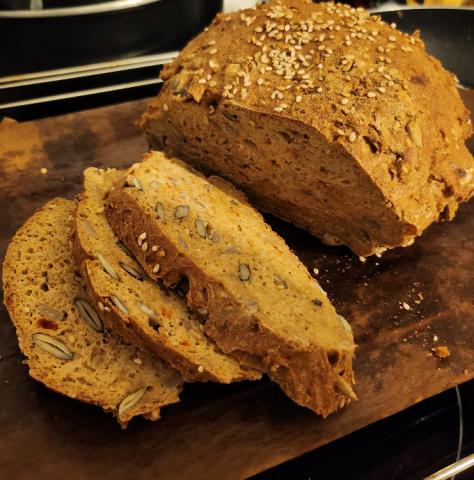 Ketobrot aus goldenen Leinsamen, Sonnenblumenkerne, Kürbiskerne  | Hochgeladen von: PattiPon