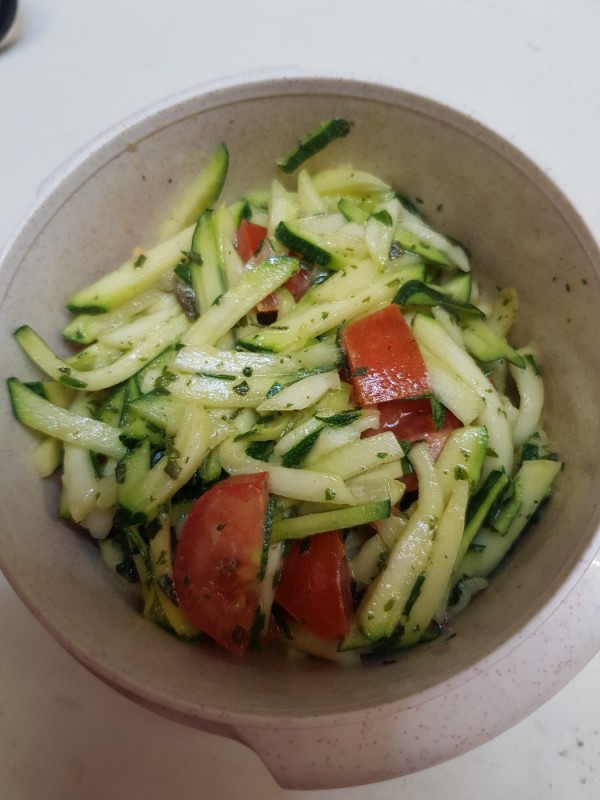 Zucchinisalat mit Kirschtomaten LC8 S.63, Salat von Kampfgeist | Hochgeladen von: Kampfgeist