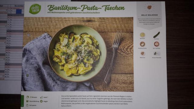 Basilikum-Pasta-Taschen mit Walnusspesto und gebratenen Zucc | Hochgeladen von: Michael175