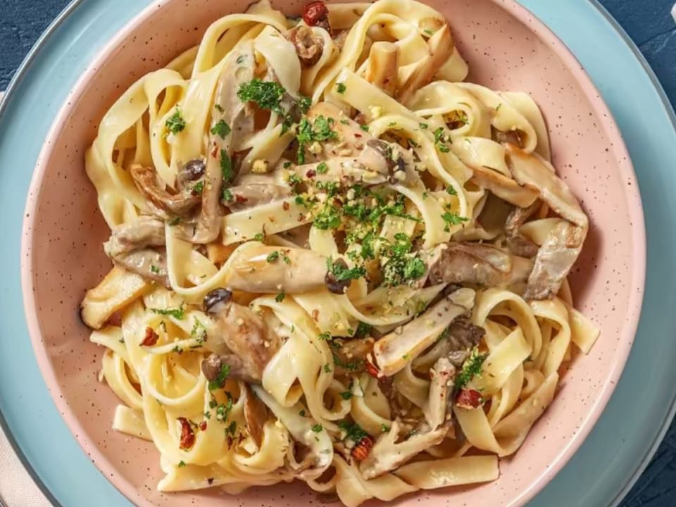 Fettuccine mit Trüffelöl und Kräuterseitlingen, dazu Champignons | Hochgeladen von: clairestw