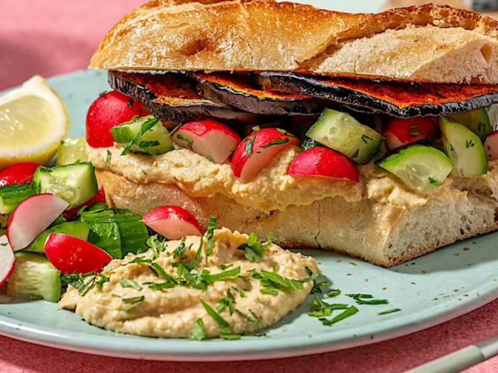 Vegan Sabich! Harissa-Auberginen-Sandwich, dazu Tofu-Zwiebel-Auf | Hochgeladen von: Beshr Vegan Sabich! Harissa-Auberginen-Sandwich, dazu Tofu-Zwiebel-Auf | Hochgeladen von: Beshr