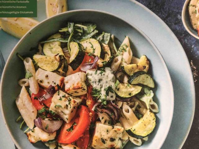 Mediterraner Nudelsalat mit Halloumi, Ofenzucchini, Spinat und B | Hochgeladen von: hungryPETE