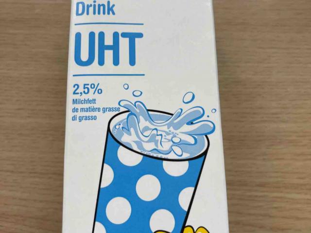 UHT milk. (2.5% fat) by NWCLass | Hochgeladen von: NWCLass