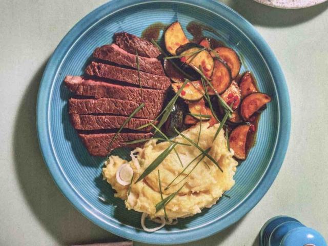 Pikant mariniertes Rindersteak mit Zucchinigemüse, und Kartoffel | Hochgeladen von: LadyLykan