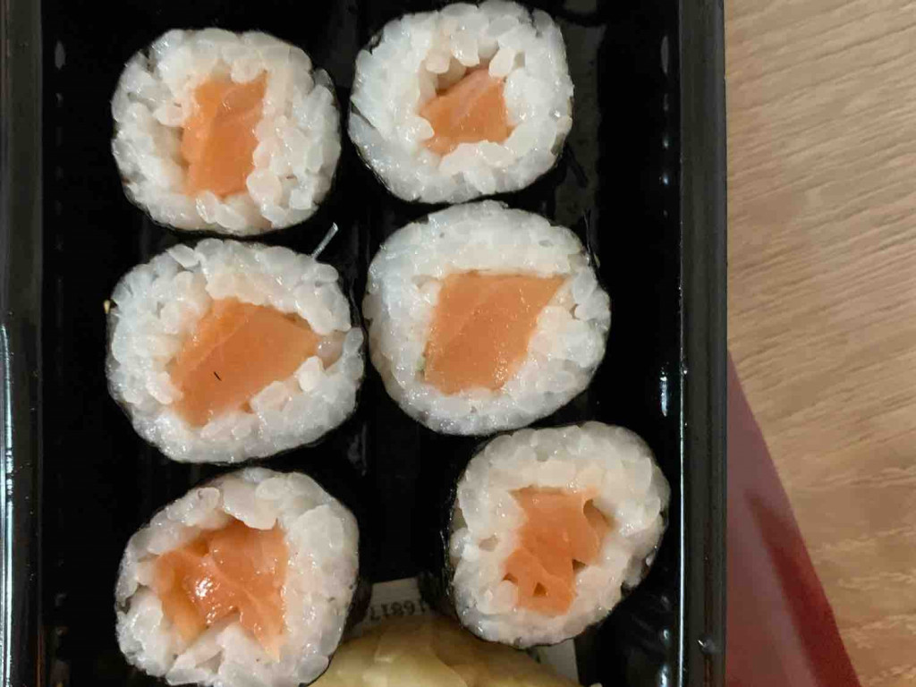 Maki Sushi Lachs, mit Ingwer,  Sojasoße und Wasabi von ljubazie | Hochgeladen von: ljubazie