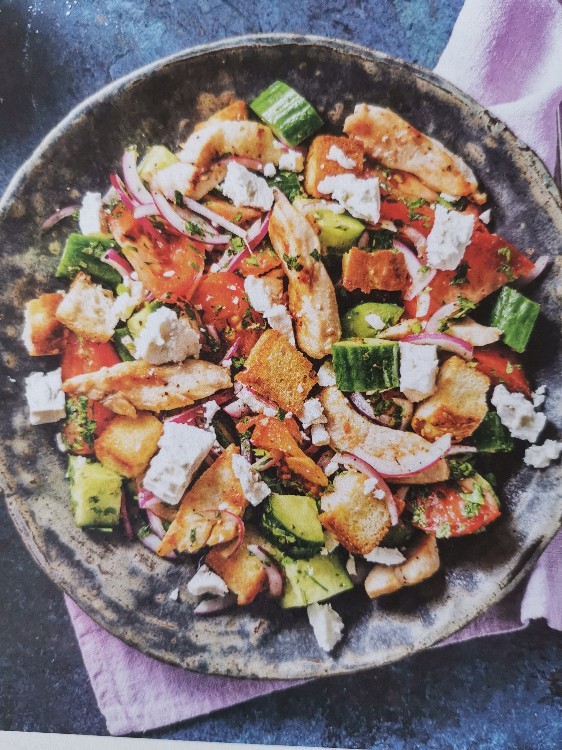 Hähnchenbrust auf griechischem Salat, mit Hirtenkäse und knusprigen Fladenbrotwürfeln von minkipower | Hochgeladen von: minkipower