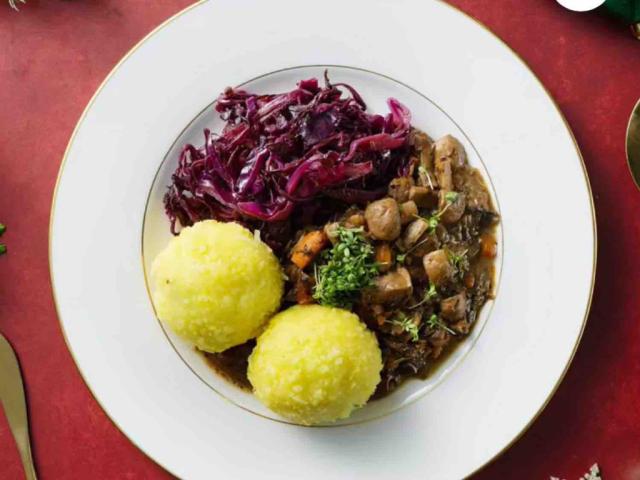 Vegetarisches Maronen-Pilz-Ragout, mit gefüllten Kartoffelklößen | Hochgeladen von: clairestw