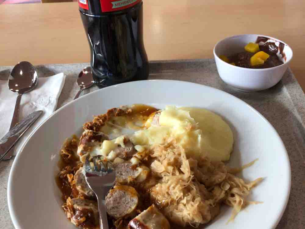 Bratwurst mit Sauerkraut und Kartoffelpüree mit Röstzwiebeln von | Hochgeladen von: Rummel