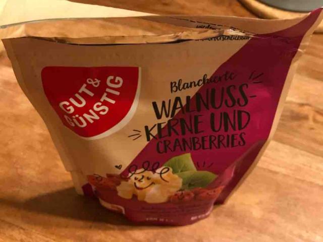 blanchierte Walnusskerne und Cranberries by tk434946707 | Uploaded by: tk434946707