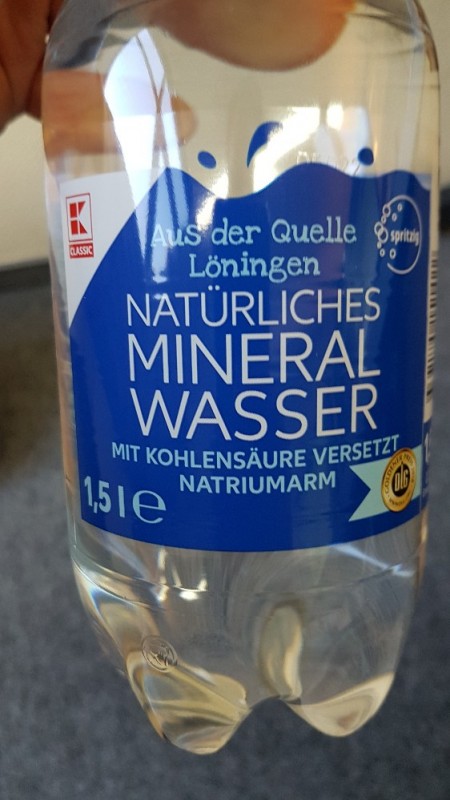 Natürliches Mineralwasser - spritzig, mit Kohlensäure versetzt a | Hochgeladen von: Mr.T.1994