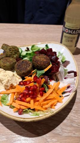 Vegan Falafel Bowl, mit Lemon Herbs Sauce von Blumentopferde | Hochgeladen von: Blumentopferde