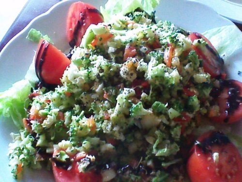 Salat - Brokkolie-Rohkost 1 P. 130 gr = 49 kcal | Hochgeladen von: Vici3007