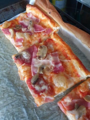 Pizza Salami, Kochschinken ohne Käse selbst gemacht von Belova | Hochgeladen von: Belova