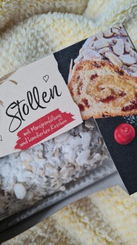 Lieblings Stollen, Mit Marzipanfüllung, kandierten Kirschen von  | Hochgeladen von: nicita_win