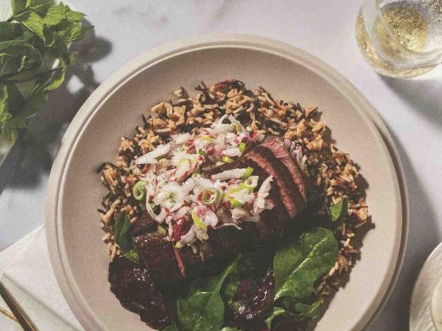 Mexikanische Bowl mit Rinderhüftsteakstreifen, dazu Salat, Radie | Hochgeladen von: milo2602