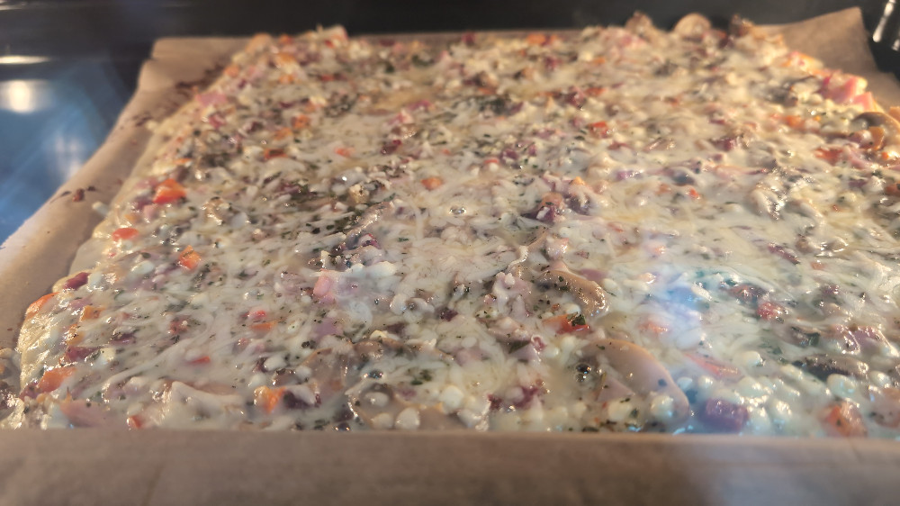 Hemmersche Schüttelpizza mit Hüttenkäse, Salami,Schinken,Paprika | Hochgeladen von: tanhem