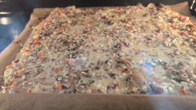 Hemmersche Schüttelpizza mit Hüttenkäse, Salami,Schinken,Paprika | Hochgeladen von: tanhem