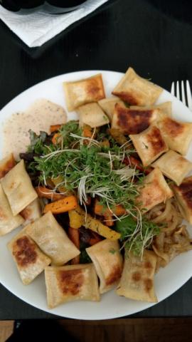 Vegane Maultaschen auf Wurzelgemüse-Salat, mit Schmelzzwiebeln u | Hochgeladen von: Carina1988