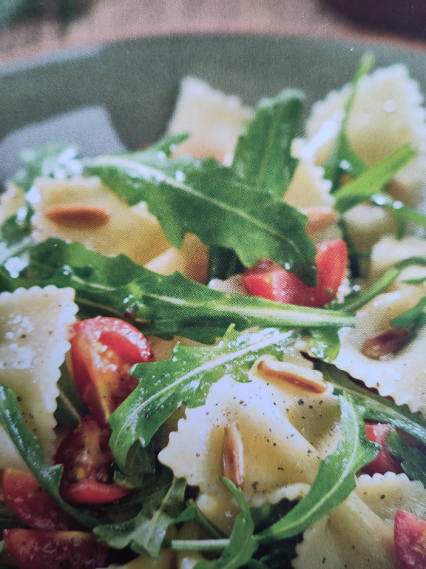 Farfallesalat mit Rucola und Pinienkernen, Rezept von Attila Hil | Hochgeladen von: SiRau1988