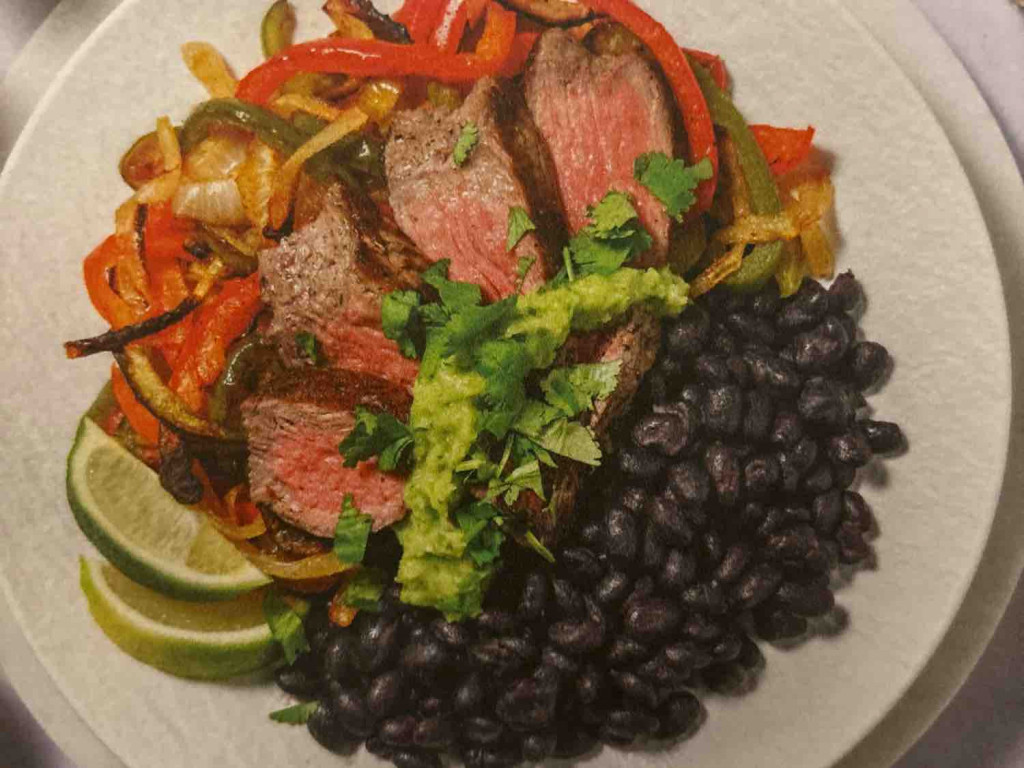 Tex-Mex Fajita-Pfanne mit Rinderhüftsteak, dazu schwarze Bohnen  | Hochgeladen von: Greati