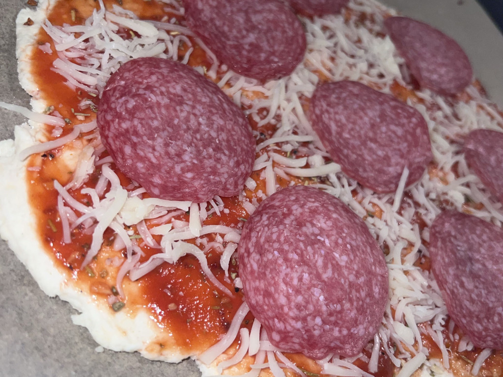 Pizza Magerquark, Skyr, Dinkelmehl, Light Käse, Schinken & Salam | Hochgeladen von: Nanciii Pizza Magerquark, Skyr, Dinkelmehl, Light Käse, Schinken & Salam | Hochgeladen von: Nanciii