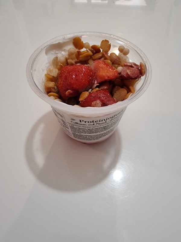 Proteinjoghurt, Erdbeeren und Müesli von Toraa | Hochgeladen von: Toraa