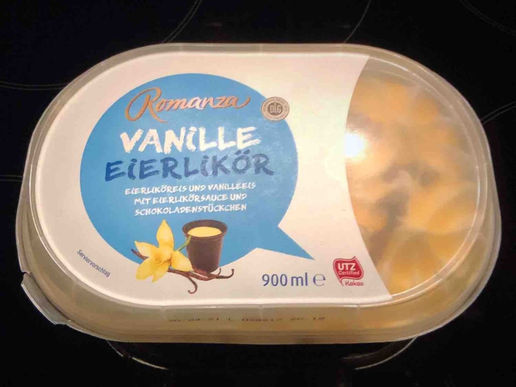 Eierlikör- und Vanilleeis, mit Eierlikörsauce und Schokoladenstü | Hochgeladen von: Microstars