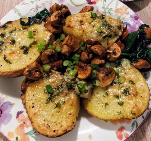 Ofenkartoffel mit Kräuter-Käse-Topping, dazu Senf-Dill-Dip und T | Hochgeladen von: Roven