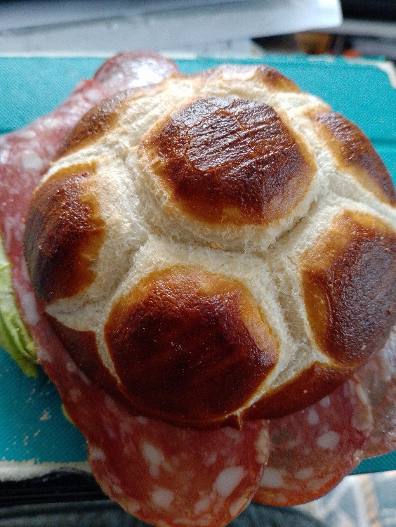 Laugenbrötchen mit Salami von Bonsai-Bruno | Hochgeladen von: Bonsai-Bruno