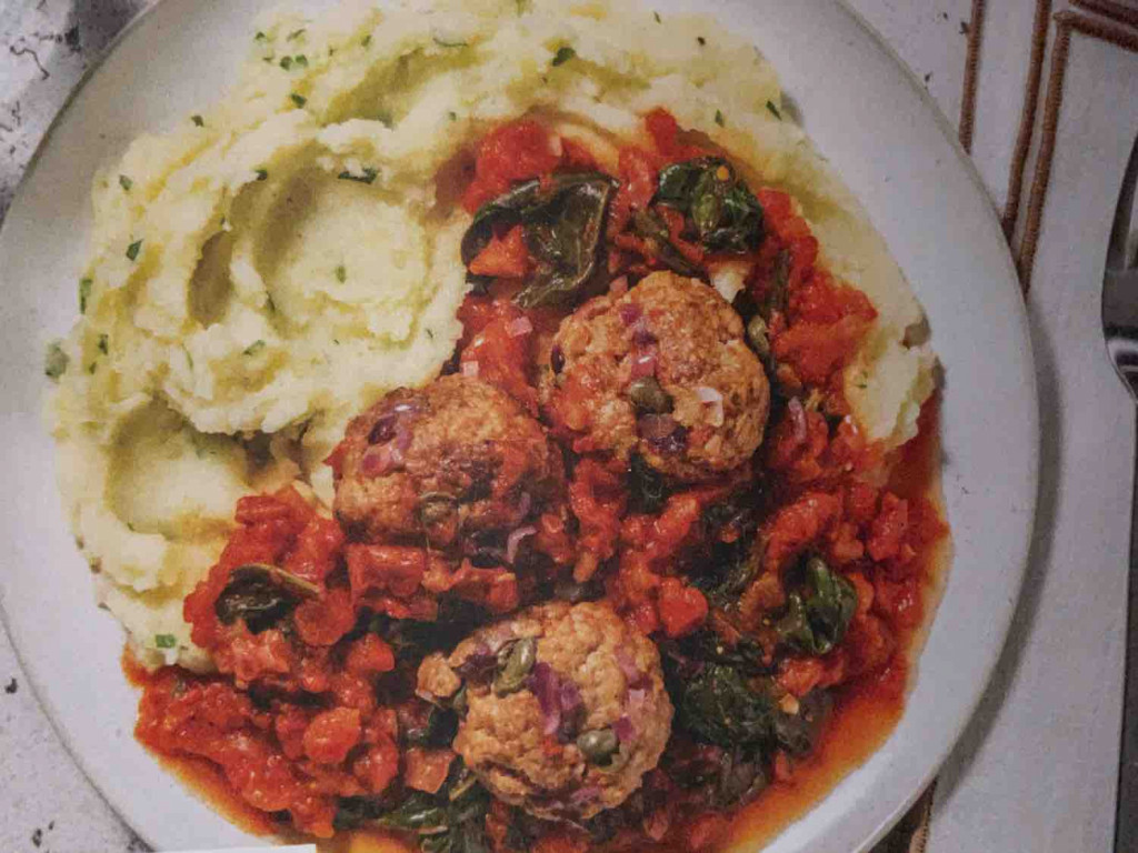 Kapern-Rinderhackbällchen in Tomatensoße, babyspinat auf kräuter | Hochgeladen von: Jennywirdfit