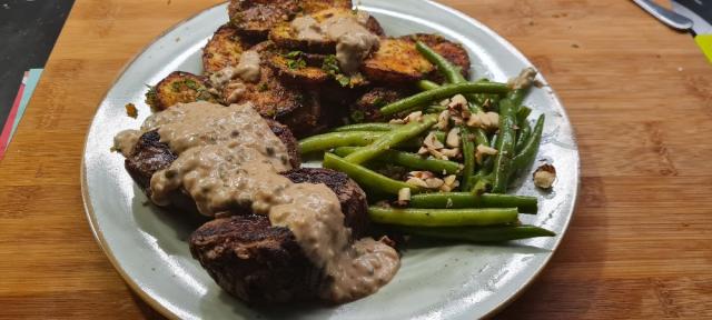 Rinderfilet mit grünem Pfefferrahm, Trüffel-Parmesan Kartoffeln  | Hochgeladen von: Anni86FFM