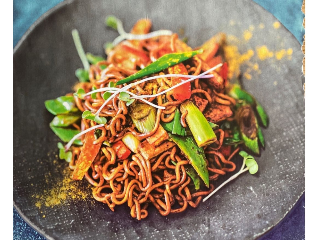 Nudelpfanne mit Gemüse und Tofu von Sakro | Hochgeladen von: Sakro Nudelpfanne mit Gemüse und Tofu von Sakro | Hochgeladen von: Sakro