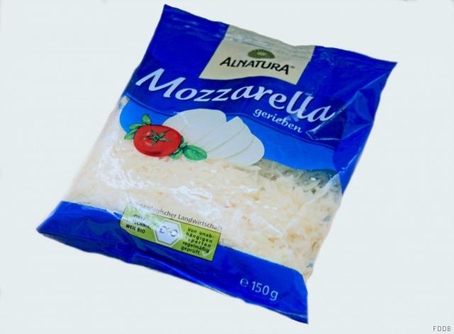 Mozzarella gerieben | Hochgeladen von: JuliFisch