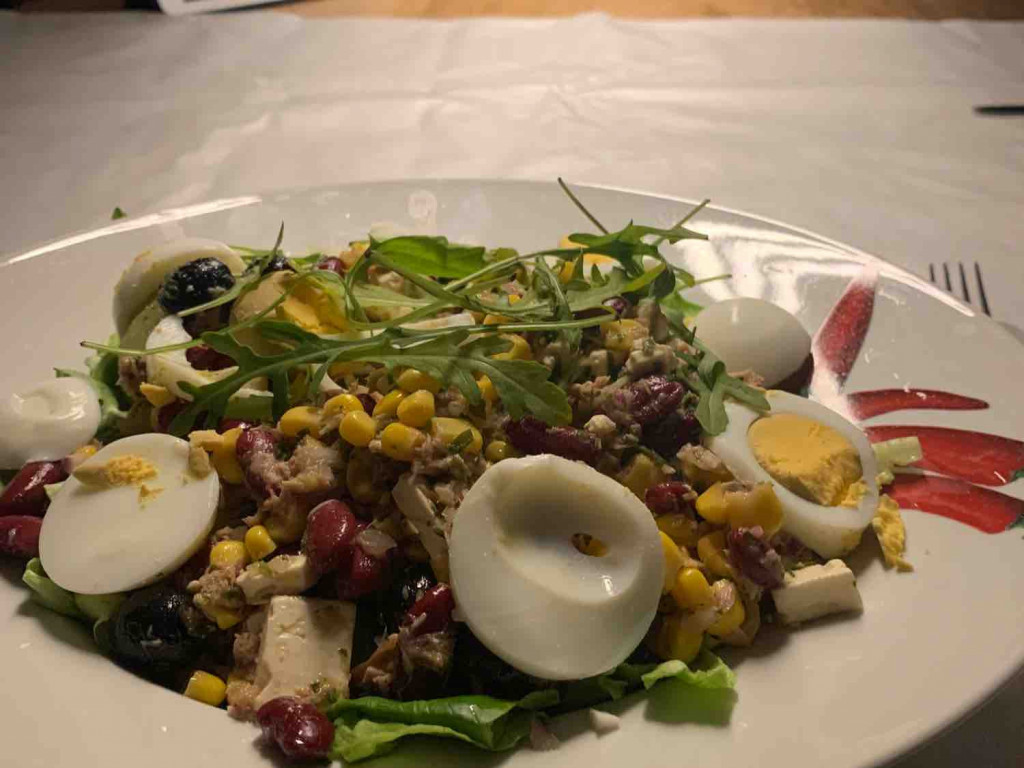 Gemischter Salat mit Thunfisch und Ei garniert, dazu Knoblauchdr | Hochgeladen von: imsonnen