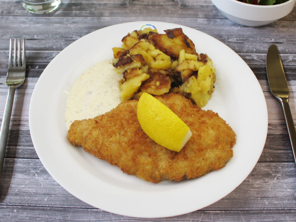 Paniertes Schollenfilet mit dänischer Remoulade und Bratkartoffe | Hochgeladen von: JLI