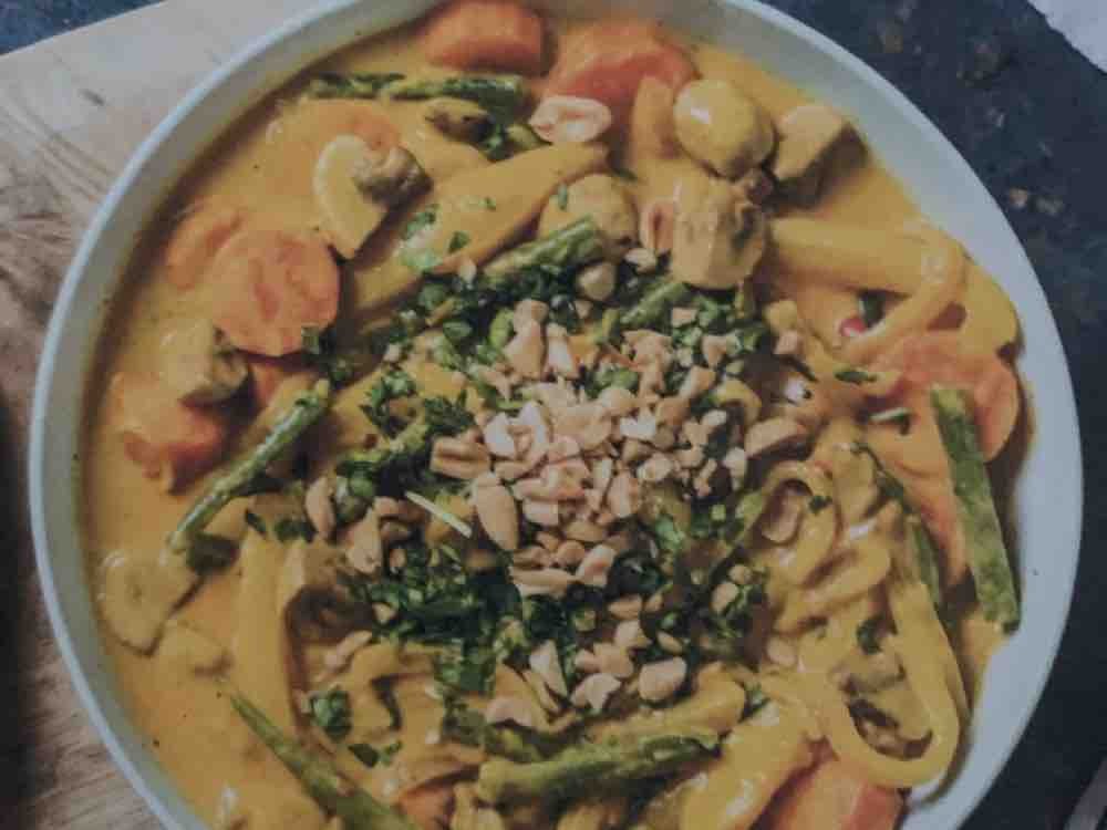 Gelbes Curry mit Ofengemüse, Erdnüssen und gebackenem Naan-Brot  | Hochgeladen von: bergjens