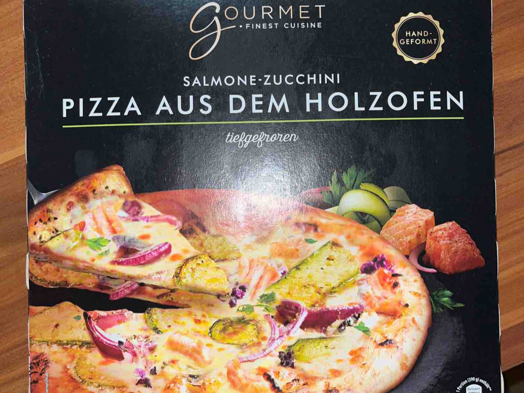 Gourmet Finest Cuisine, Salmone-Zucchini Pizza aus dem Holzofen  | Hochgeladen von: max2403