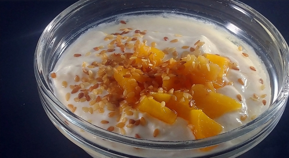 Griechischer Joghurt mit Pfirsich, Sesam und Honig von Burbi | Hochgeladen von: Burbi
