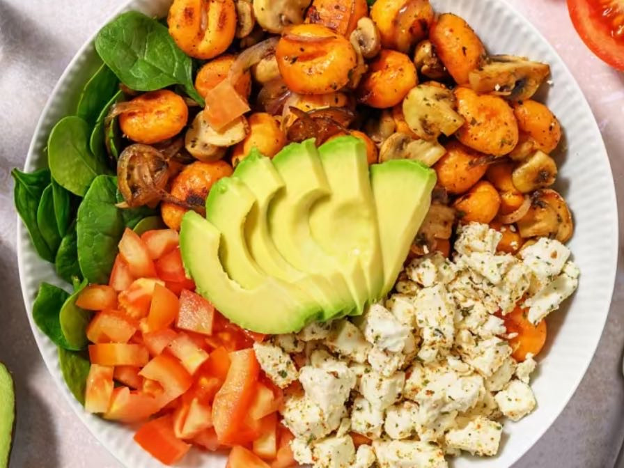 Süßkartoffel-Gnocchi Bowl mit Hirtenkäse, dazu Avocado und Pflau | Hochgeladen von: clairestw