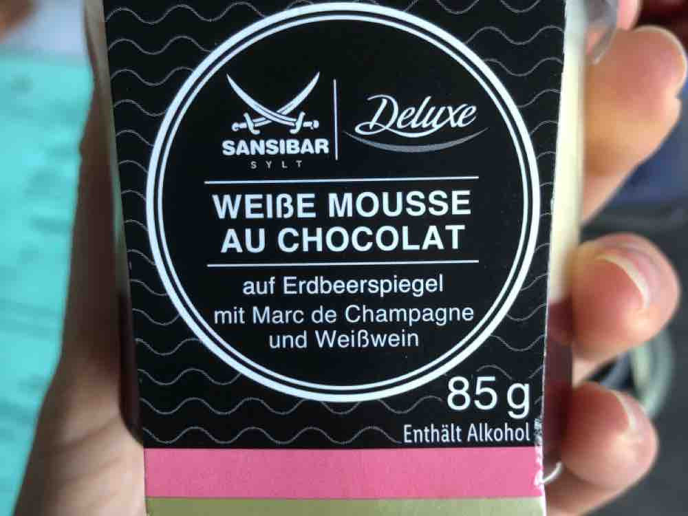 Weiße Mousse au Chocolat, auf Erdbeerspiegel mit Marc de Champag | Hochgeladen von: PeanutButterAndNutella