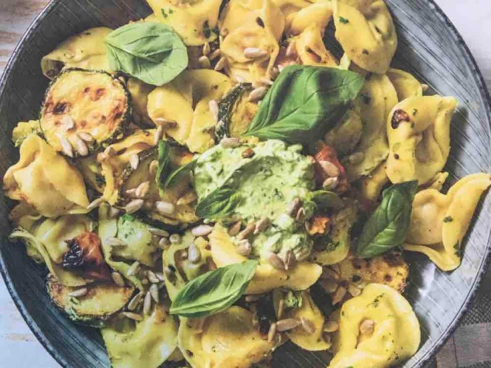 Tortellini mit Ricotta-Füllung, Zucchini, Kirschtomaten und Kräu | Hochgeladen von: Aripari