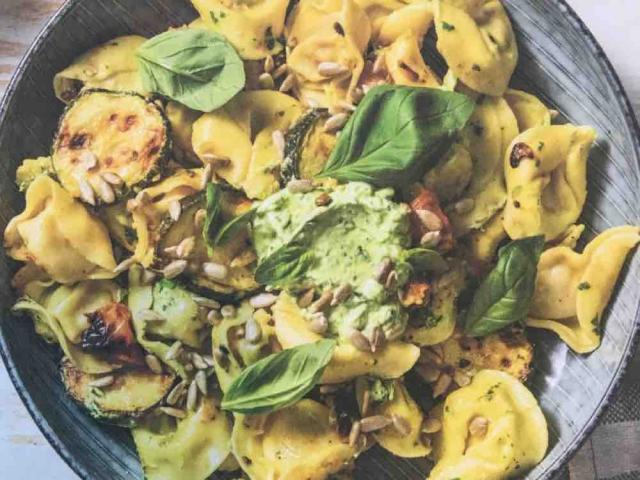 Tortellini mit Ricotta-Füllung, Zucchini, Kirschtomaten und Kräu | Hochgeladen von: Aripari