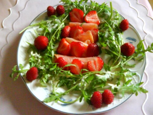 Ruccola-Salat mit Erdbeeren auf Räucherlachs | Hochgeladen von: Radhexe