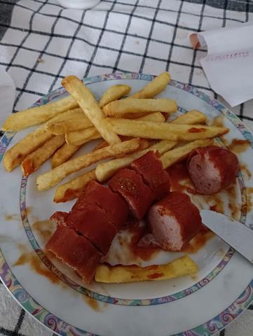 Currywurst mit Pommes von Ekaterini Coutri | Hochgeladen von: Ekaterini Coutri