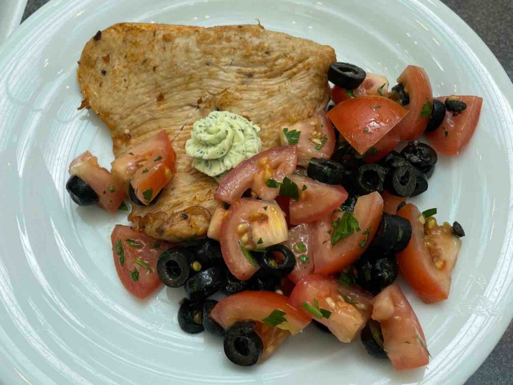 Regionales Bärlauch-Putensteak an Tomatensalat mit Oliven von s. | Hochgeladen von: s.wilkens