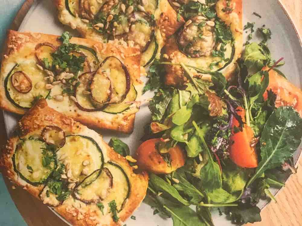 Tartelettes mit Zucchini und Käse, dazu Salat mit Honig-Senf-Dre | Hochgeladen von: Janey