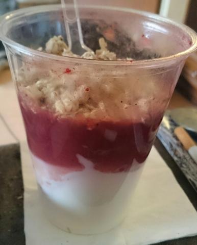 Frühstücksbecher Joghurt, Erdbeeren,Kokos | Hochgeladen von: chilipepper73