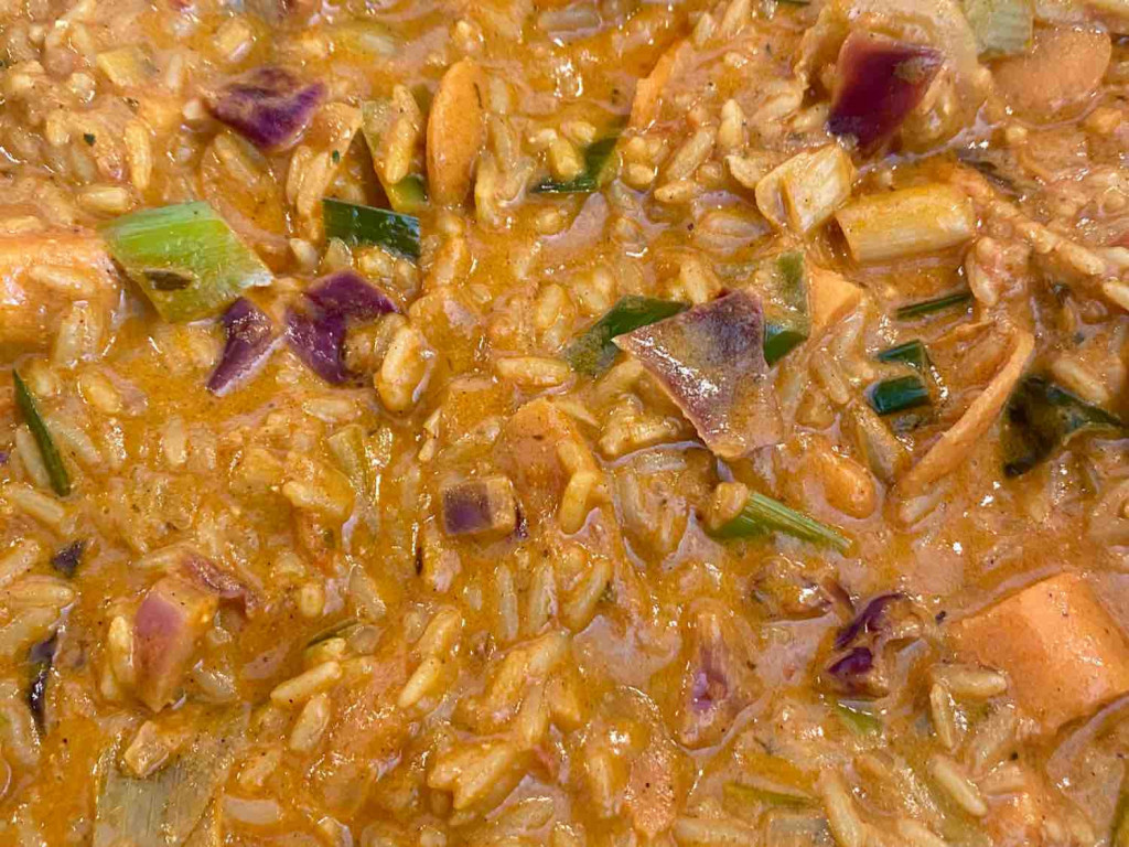 Rotes Thai Curry mit Kokosmilch und Gemüse, vegetarisch mit Reis | Hochgeladen von: DBemail